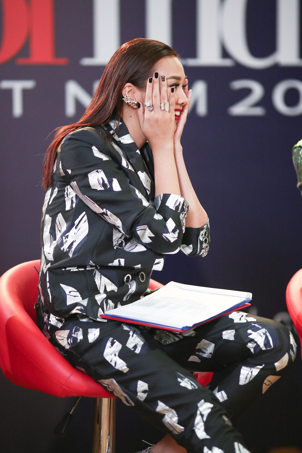 Đủ mọi biểu cảm đáng yêu của giám khảo Thanh Hằng trên “ghế nóng” VNNTM 2015 - Ảnh 6